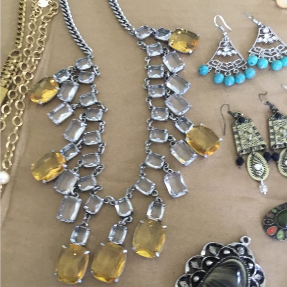 Large Lot of Women’s Fashion Jewelry (Pre-owned) - Picture 5 of 12